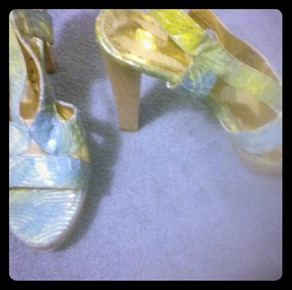 Sandals, straps, on side